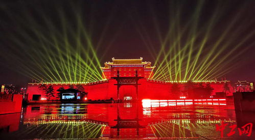 西安南門(mén)廣場(chǎng)亮燈 新春氛圍投影燈點(diǎn)亮古都夜色